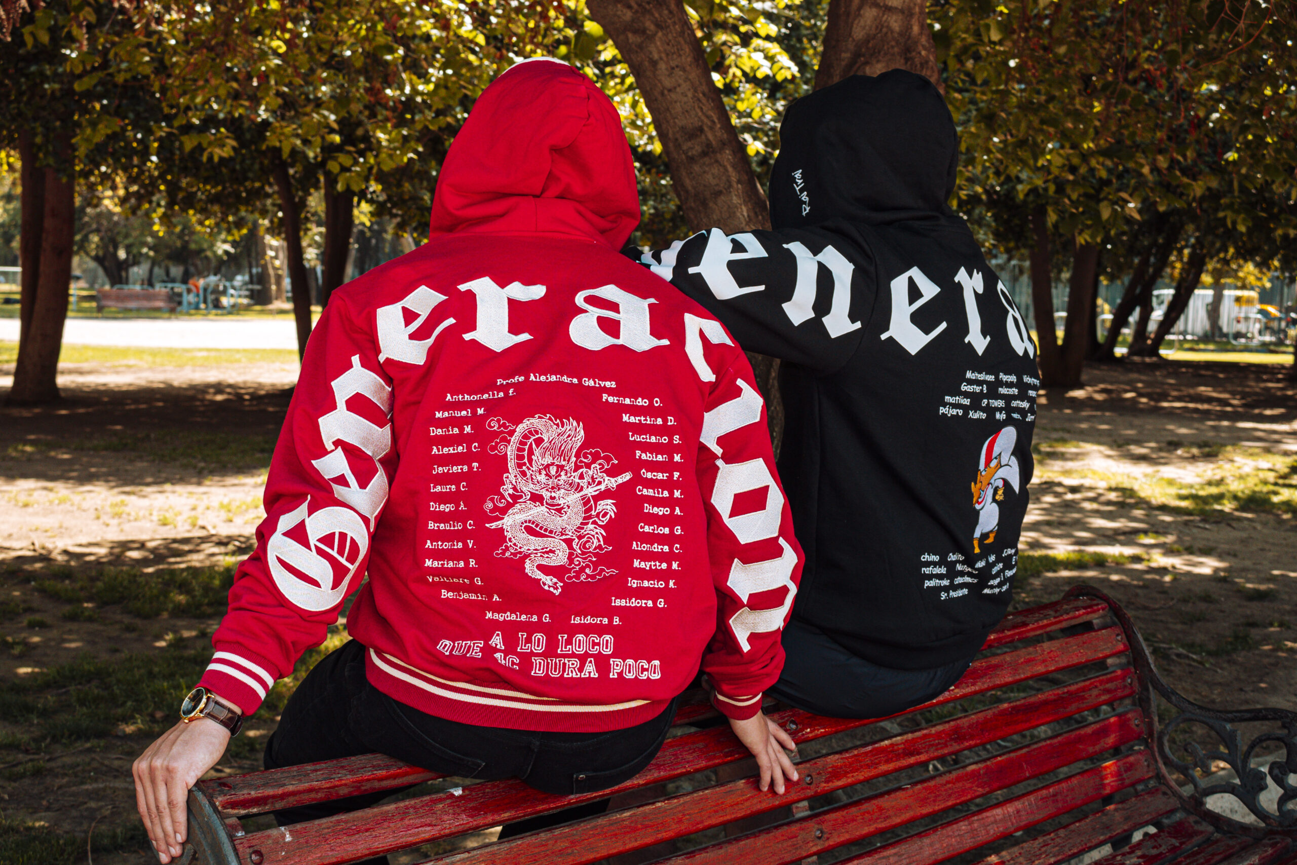 Estudiantes luciendo polerones generacionales personalizados de Rayen